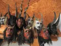 Krampus co to? Zobacz przerażające maski z rogami i kłami, które zdobią ścianę.