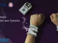 Dwie ręce spętane dymem papierosowym, obok paczka i popielniczka.