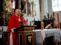 Uroczystość imieniny Bartłomieja w kościele. Kapłan w czerwonej dalmatyce przemawia przy ambonie.