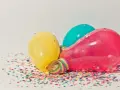 Kolorowe balony i konfetti na stole, gotowe na imieniny Natana.