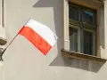 Biało-czerwona flaga powiewa na ścianie kamienicy. Nawet w styczniu czuć ducha świąt narodowych.