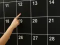 Palec wskazuje na 12 listopada. Czy to ważna data? Sprawdźmy, 12 listopada co to za święto.