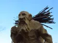Drewniana rzeźba przedstawiająca postać z legend kaszubskich, niosącą na plecach wiązkę gałęzi.