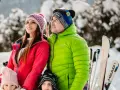 Rodzina gotowa na ferie 2027! Dzieci i rodzice w zimowych strojach, narty i kije czekają na śnieżne szaleństwo.