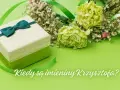 Prezent i kwiaty na zielonym tle. Kiedy są imieniny Krzysztofa? 15 lutego to jedna z dat.