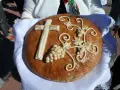Chleb dożynkowy z krzyżem i winogronami, symbolizujący dożynki tradycja i obyczaje.