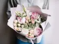 Piękny bukiet różowych piwonii i białych kwiatów, idealny na imieniny Lidii.