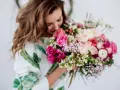 Kornelia cieszy się bukietem różowych kwiatów, pachnących na jej imieniny.