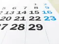 Zbliżenie na kalendarz z widocznymi datami 27, 28, 29. Czy to rok przestępny?