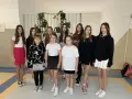 Dziewczyny świętują dzień spódnicy, prezentując różnorodne stylizacje.