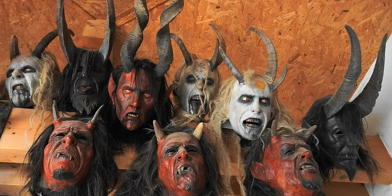 Krampus co to? Zobacz przerażające maski z rogami i kłami, które zdobią ścianę.