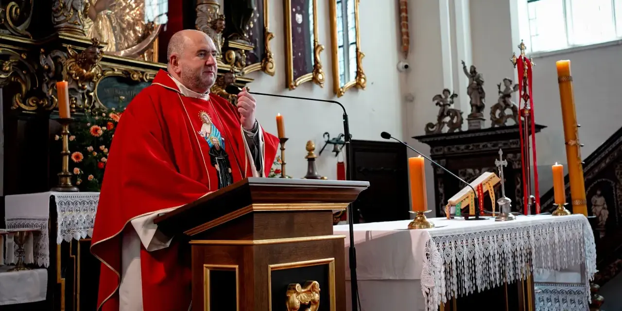 Uroczystość imieniny Bartłomieja w kościele. Kapłan w czerwonej dalmatyce przemawia przy ambonie.