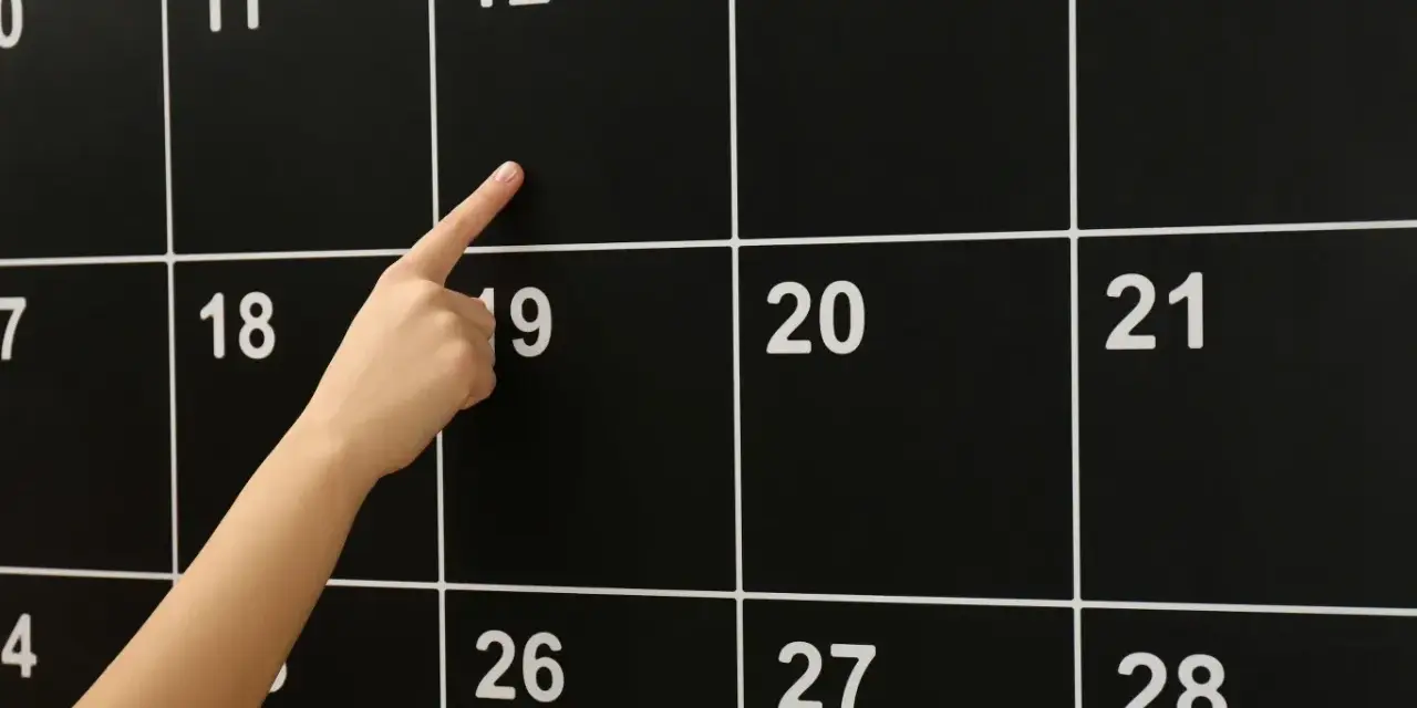 Palec wskazuje na 12 listopada. Czy to ważna data? Sprawdźmy, 12 listopada co to za święto.