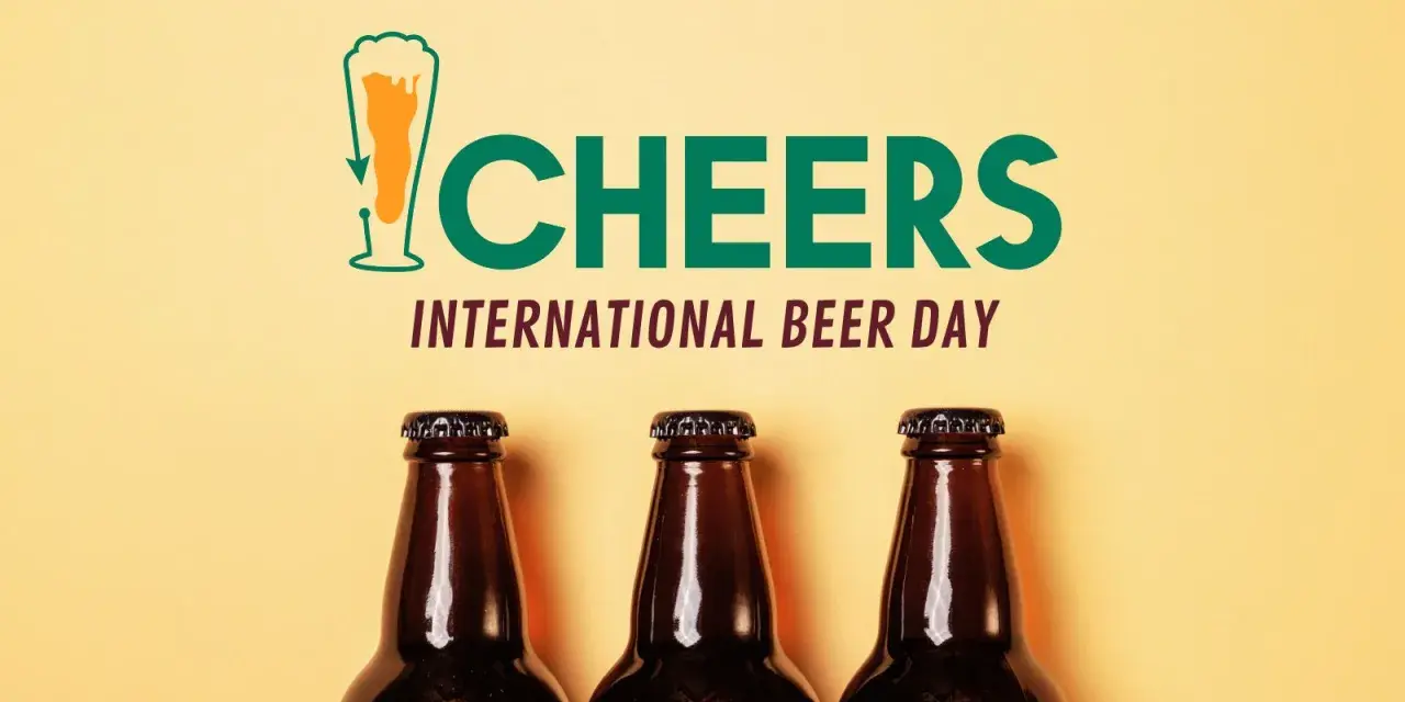 Trzy butelki piwa na żółtym tle. Napis "CHEERS INTERNATIONAL BEER DAY" świętuje dzień piwa.
