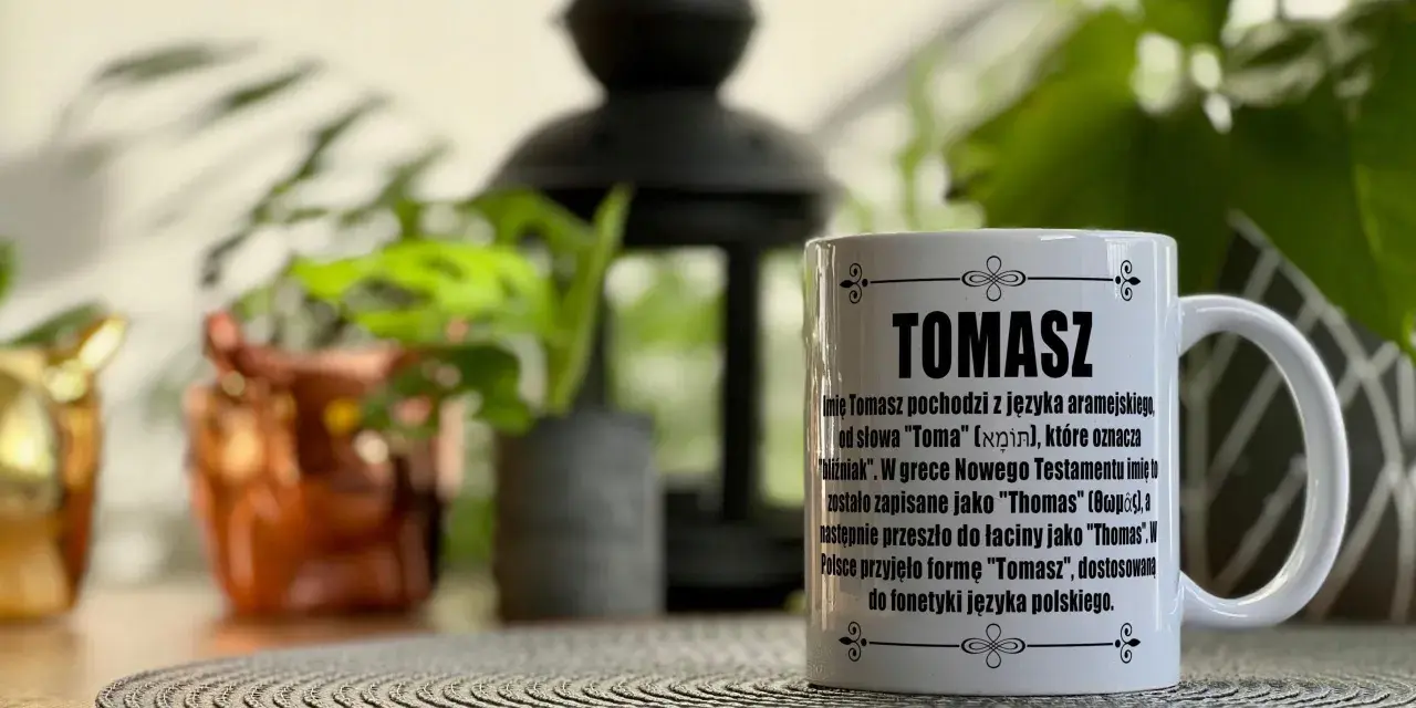 Kubek z napisem "Tomasz" i opisem pochodzenia imienia. Idealny prezent na imieniny Tomasza.