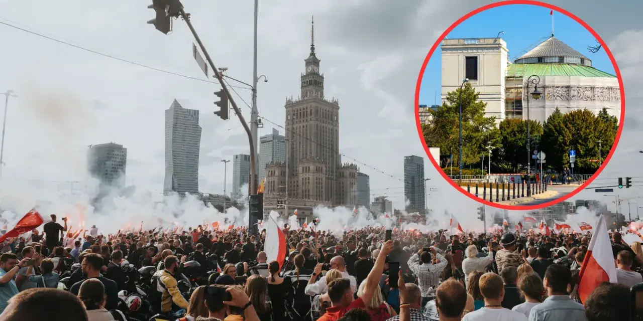 Tłum z flagami i racami na tle Pałacu Kultury. 21 sierpnia to święto upamiętniające ważne wydarzenia.