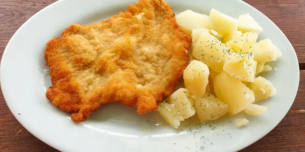 Schabowy z ziemniakami na talerzu. Idealny obiad na 7 listopada, święta nietypowe, gdy chcemy zjeść coś pysznego.