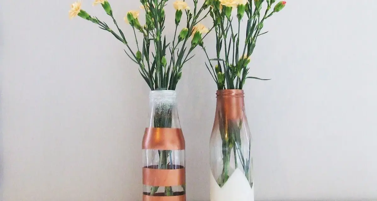 Dwa szklane wazony DIY z kwiatami. Jeden w paski miedziane, drugi z miedzianym ombre i białym dołem.