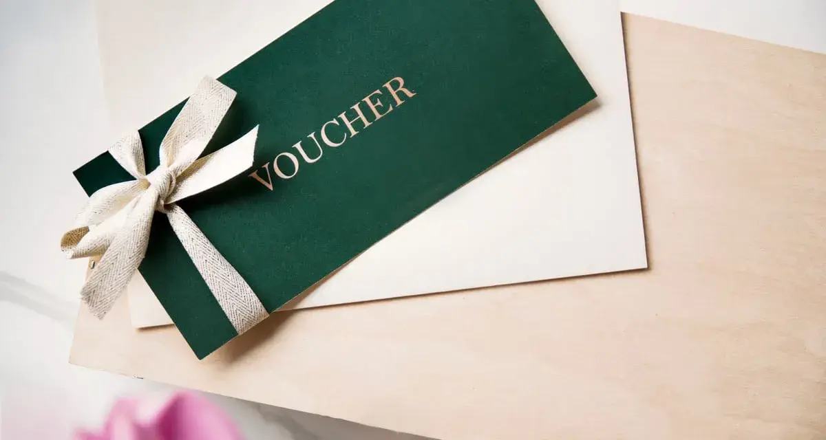 Elegancki voucher z kokardką, idealny prezent na dzień szwagra.