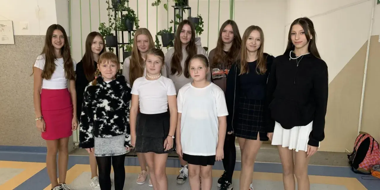 Dziewczyny świętują dzień spódnicy, prezentując różnorodne stylizacje.