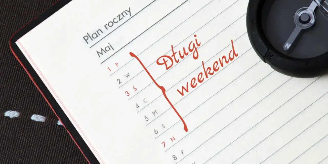 Plan roczny na maj. Czerwonym flamastrem zaznaczono "Długi weekend". Kompas sugeruje podróż w 2030 roku.