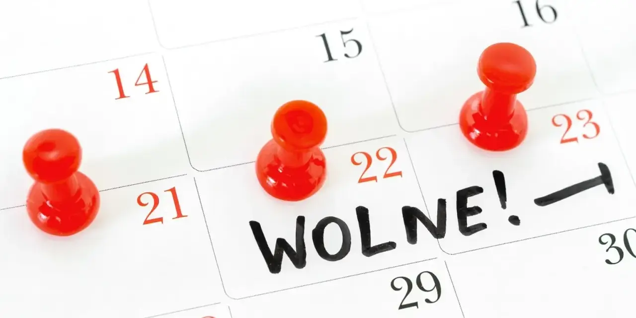 Kalendarz z zaznaczonymi dniami. Na 22 lipca widnieje napis "WOLNE!", a obok strzałka. To znak, że czekają nas święta w lipcu!