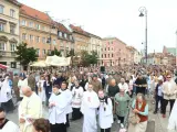 26 czerwca. Procesja z kapłanami w strojach liturgicznych i wiernymi maszeruje ulicą w otoczeniu zabytkowych kamienic.