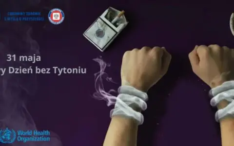 Dwie ręce spętane dymem papierosowym, obok paczka i popielniczka.