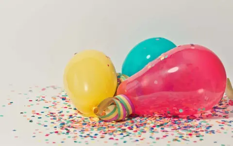 Kolorowe balony i konfetti na stole, gotowe na imieniny Natana.