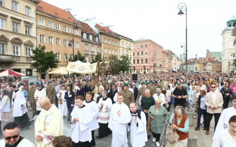 26 czerwca. Procesja z kapłanami w strojach liturgicznych i wiernymi maszeruje ulicą w otoczeniu zabytkowych kamienic.