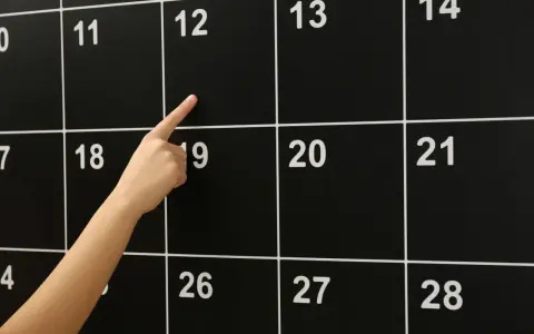 Palec wskazuje na 12 listopada. Czy to ważna data? Sprawdźmy, 12 listopada co to za święto.