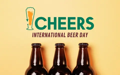 Trzy butelki piwa na żółtym tle. Napis "CHEERS INTERNATIONAL BEER DAY" świętuje dzień piwa.