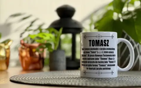 Kubek z napisem "Tomasz" i opisem pochodzenia imienia. Idealny prezent na imieniny Tomasza.
