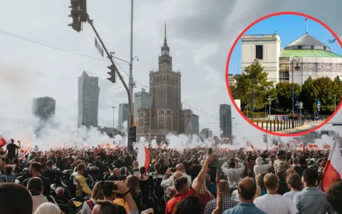 Tłum z flagami i racami na tle Pałacu Kultury. 21 sierpnia to święto upamiętniające ważne wydarzenia.