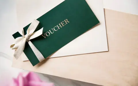 Elegancki voucher z kokardką, idealny prezent na dzień szwagra.