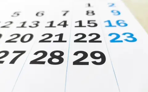 Zbliżenie na kalendarz z widocznymi datami 27, 28, 29. Czy to rok przestępny?