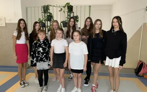 Dziewczyny świętują dzień spódnicy, prezentując różnorodne stylizacje.