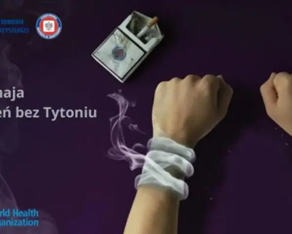 Dwie ręce spętane dymem papierosowym, obok paczka i popielniczka.