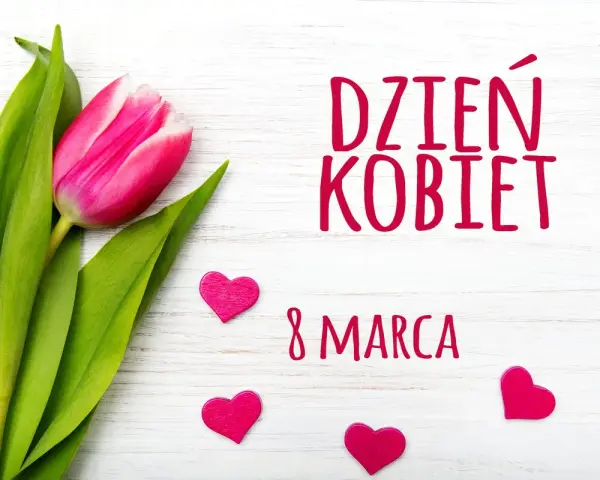 Różowy tulipan i serduszka na białym tle. Napis "Dzień Kobiet w Polsce" i "8 Marca" przypomina o święcie.