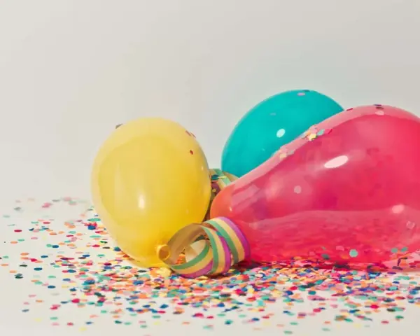 Kolorowe balony i konfetti na stole, gotowe na imieniny Natana.