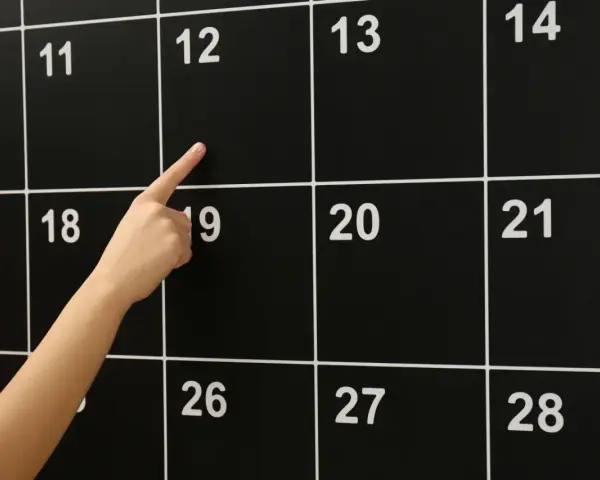 Palec wskazuje na 12 listopada. Czy to ważna data? Sprawdźmy, 12 listopada co to za święto.