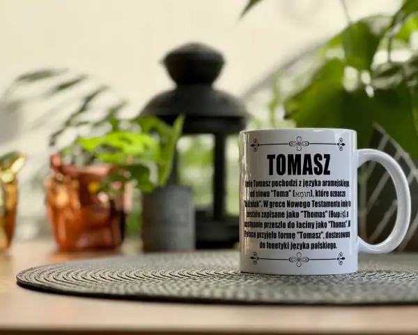 Kubek z napisem "Tomasz" i opisem pochodzenia imienia. Idealny prezent na imieniny Tomasza.