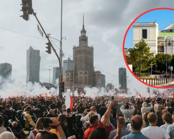 Tłum z flagami i racami na tle Pałacu Kultury. 21 sierpnia to święto upamiętniające ważne wydarzenia.