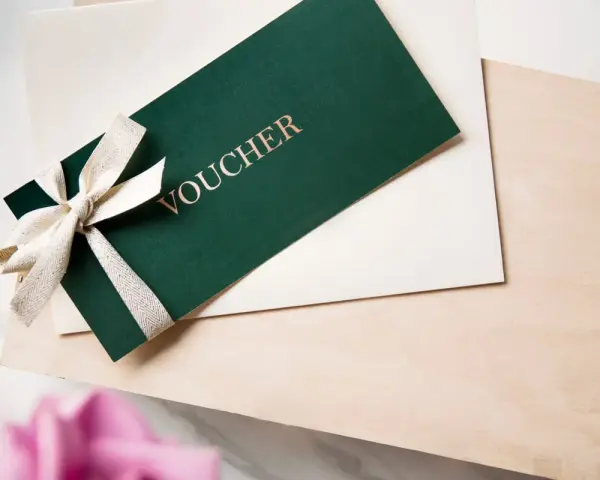 Elegancki voucher z kokardką, idealny prezent na dzień szwagra.