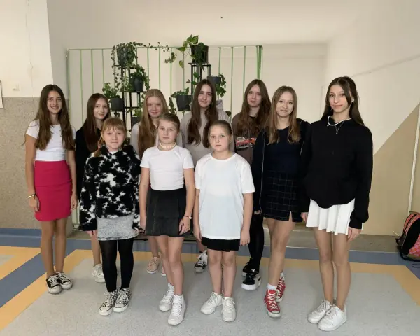 Dziewczyny świętują dzień spódnicy, prezentując różnorodne stylizacje.
