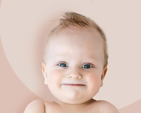 Uśmiechnięty chłopiec Szymon, może to jego imieniny? Ma jasne włoski i niebieskie oczka.