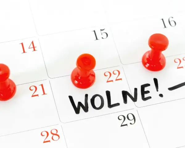 Kalendarz z zaznaczonymi dniami. Na 22 lipca widnieje napis "WOLNE!", a obok strzałka. To znak, że czekają nas święta w lipcu!