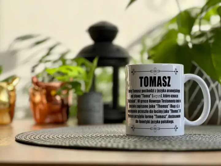 Kubek z napisem "Tomasz" i opisem pochodzenia imienia. Idealny prezent na imieniny Tomasza.
