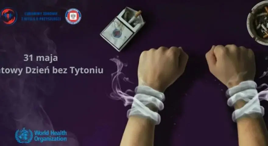 Dwie ręce spętane dymem papierosowym, obok paczka i popielniczka.