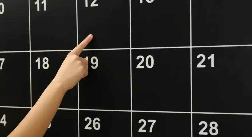 Palec wskazuje na 12 listopada. Czy to ważna data? Sprawdźmy, 12 listopada co to za święto.